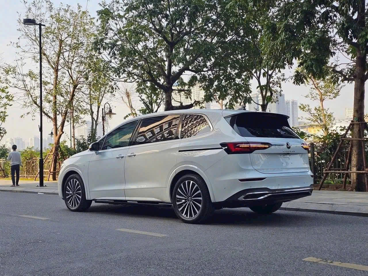 Ngoại thất Volkswagen Viloran màu trắng tại thị trường Việt Nam