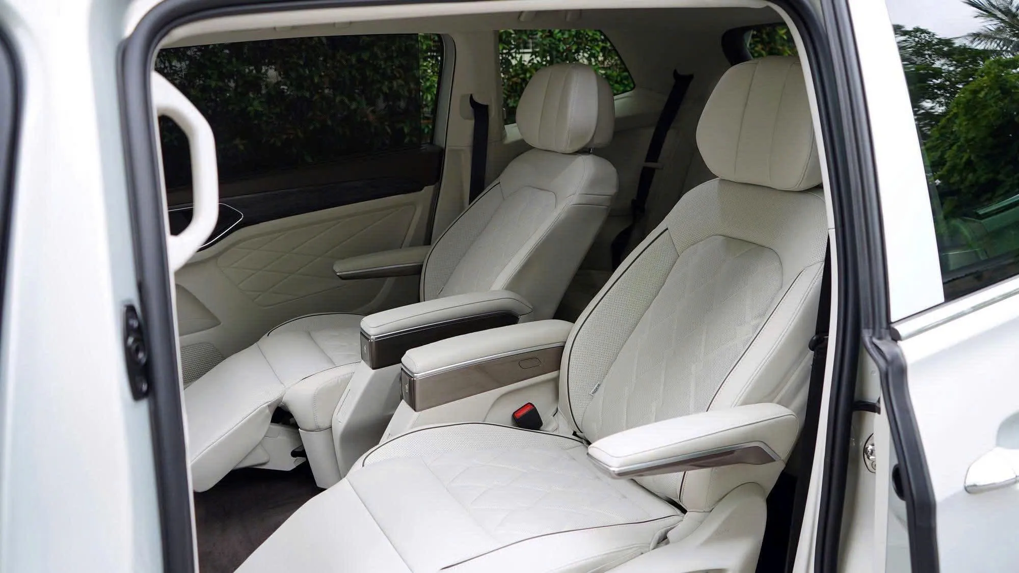 Ghế thương gia màu be trên Volkswagen Viloran Luxury