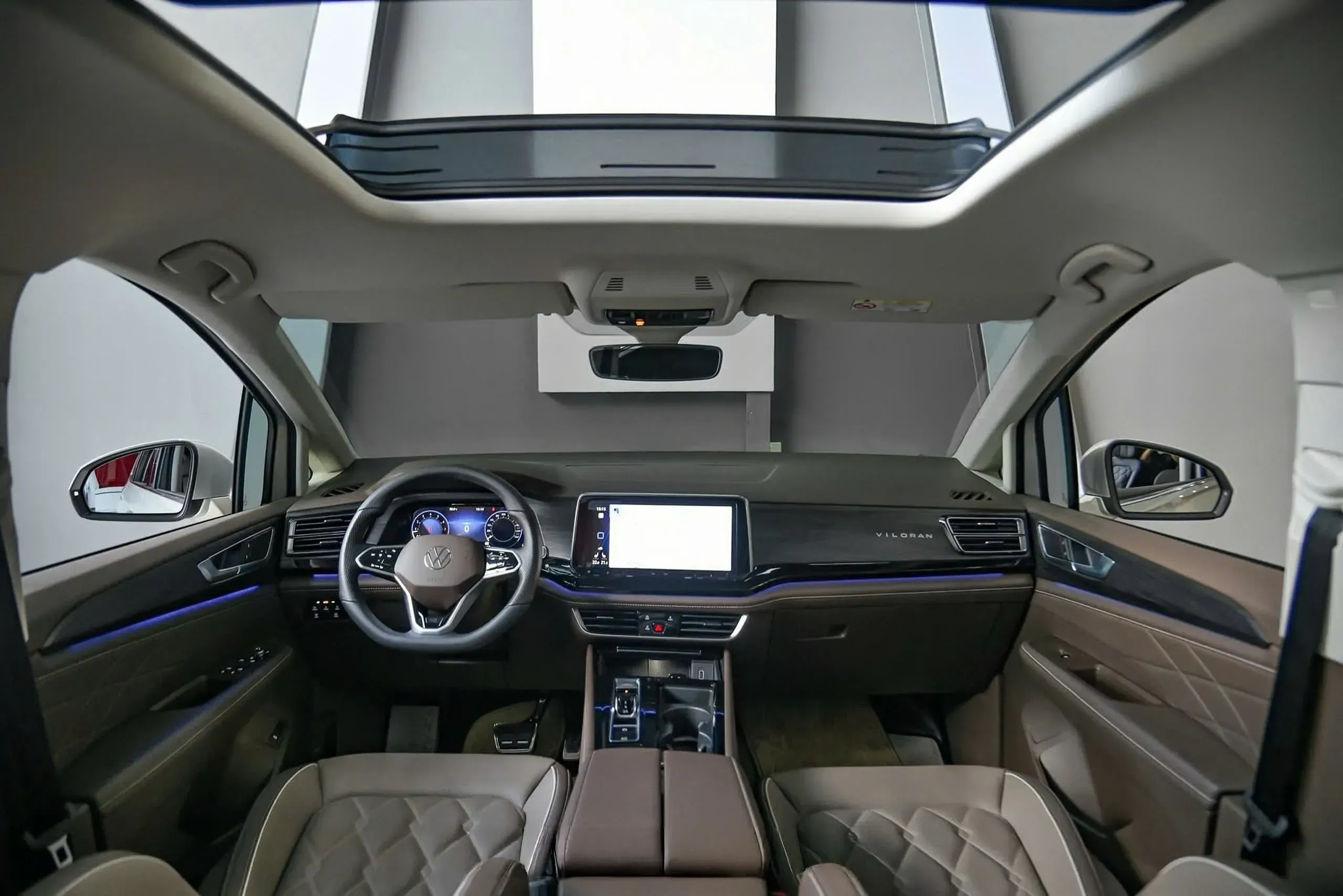 Khoang lái của Volkswagen Viloran LUxury