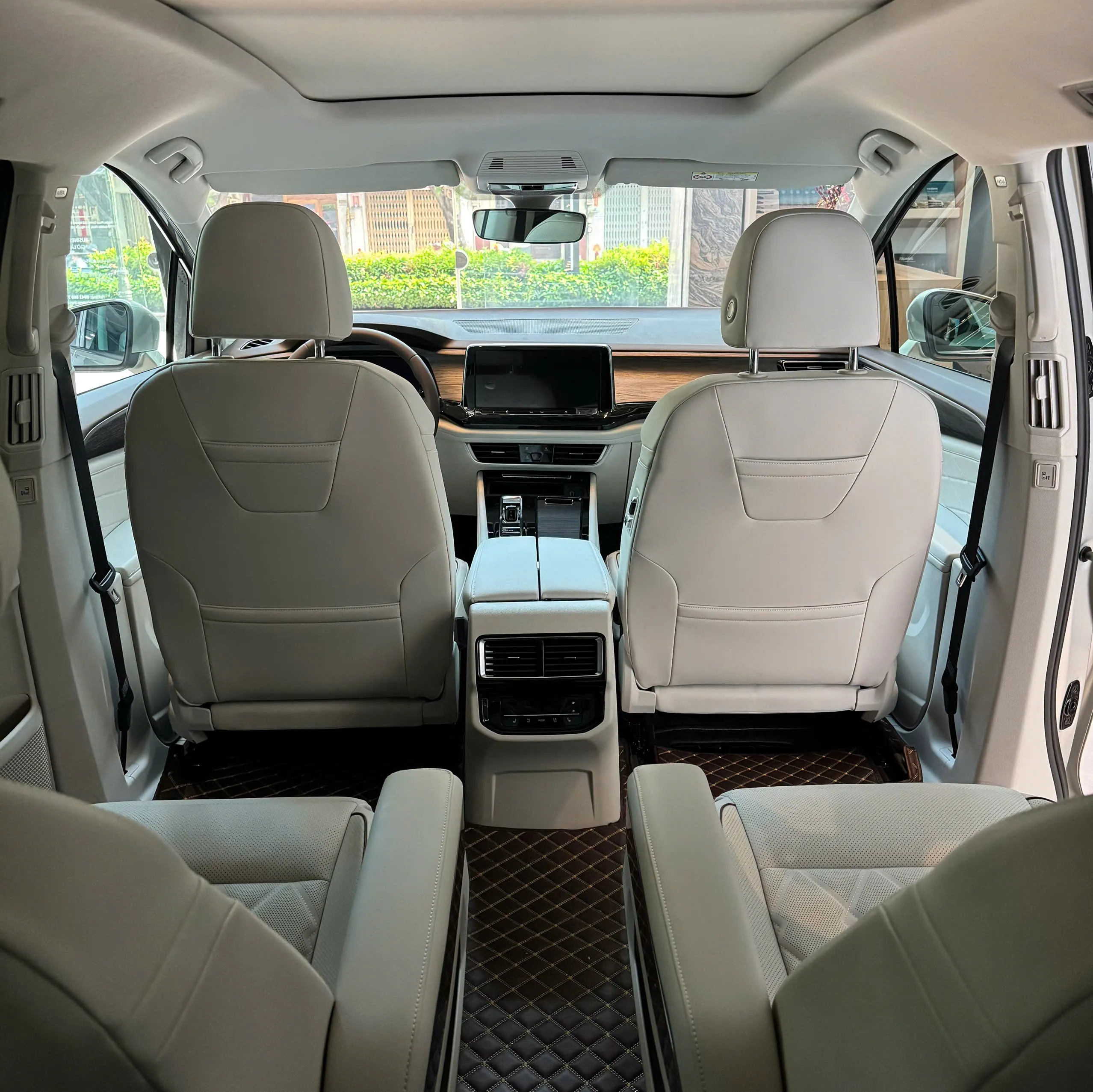 Không gian nội thất rộng rãi trên Volkswagen Viloran