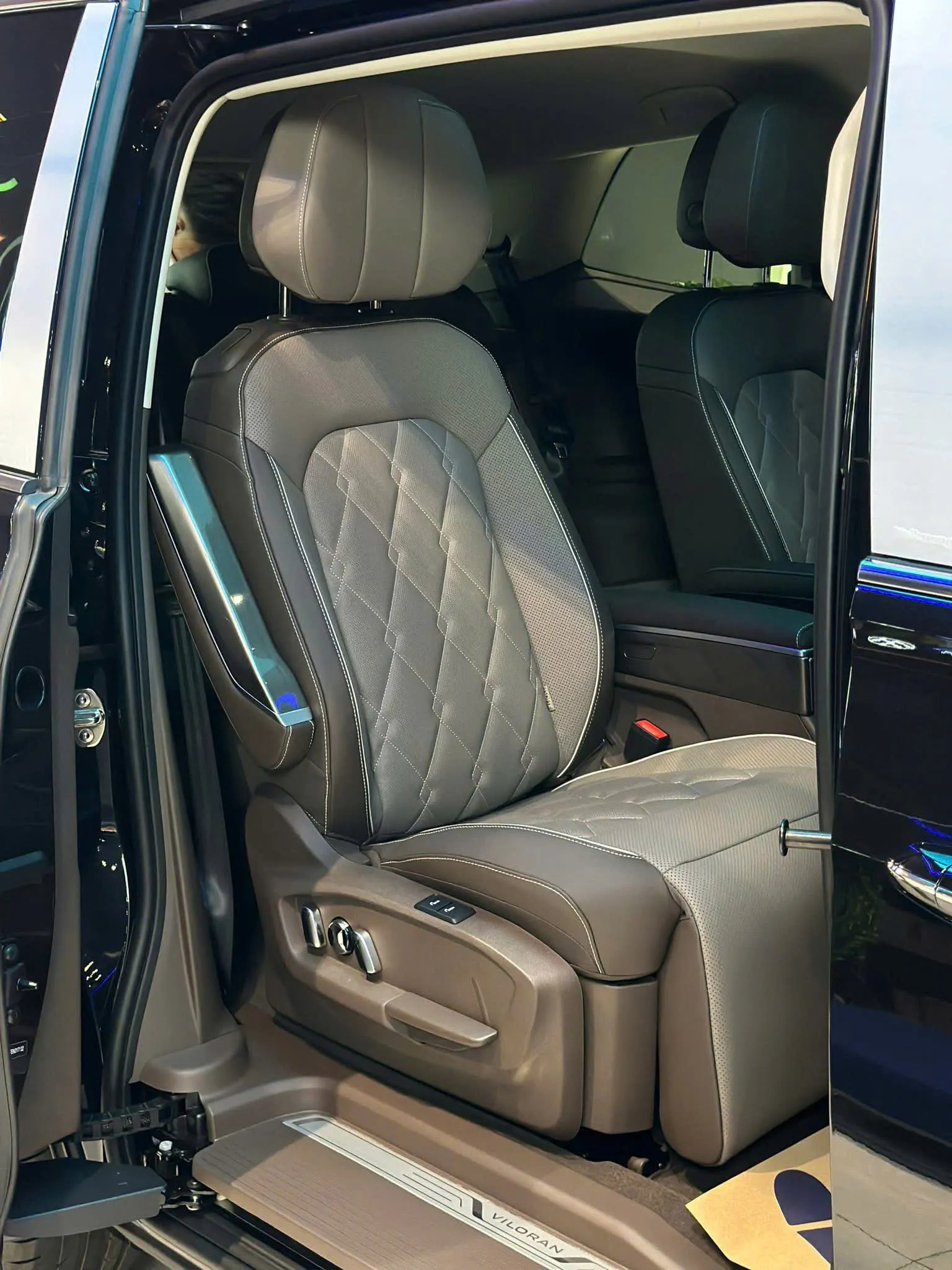 Nội thất hàng ghế thương gia trên Volkswagen Viloran Luxury