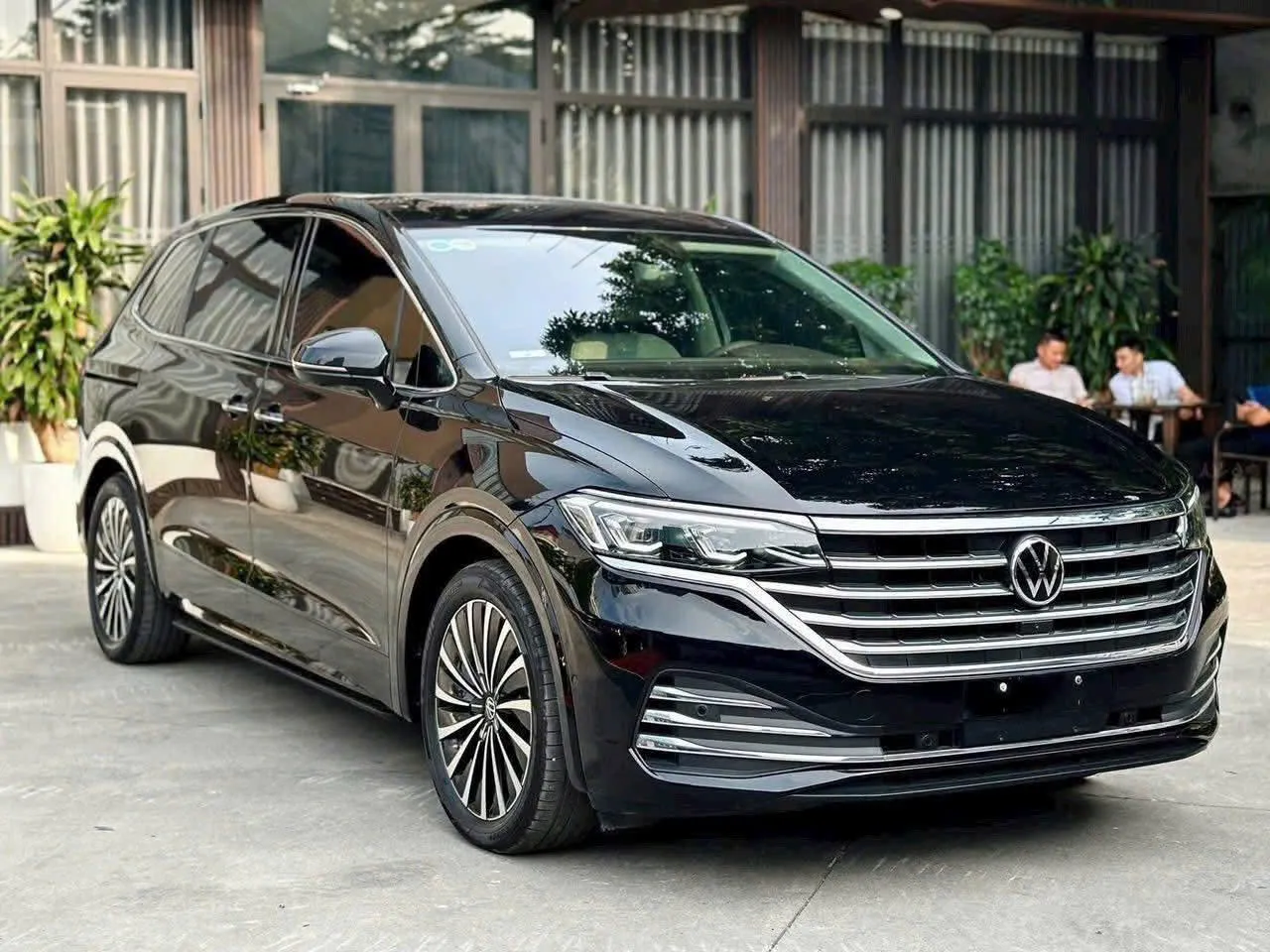 Volkswagen Viloran ngoại thất màu đen