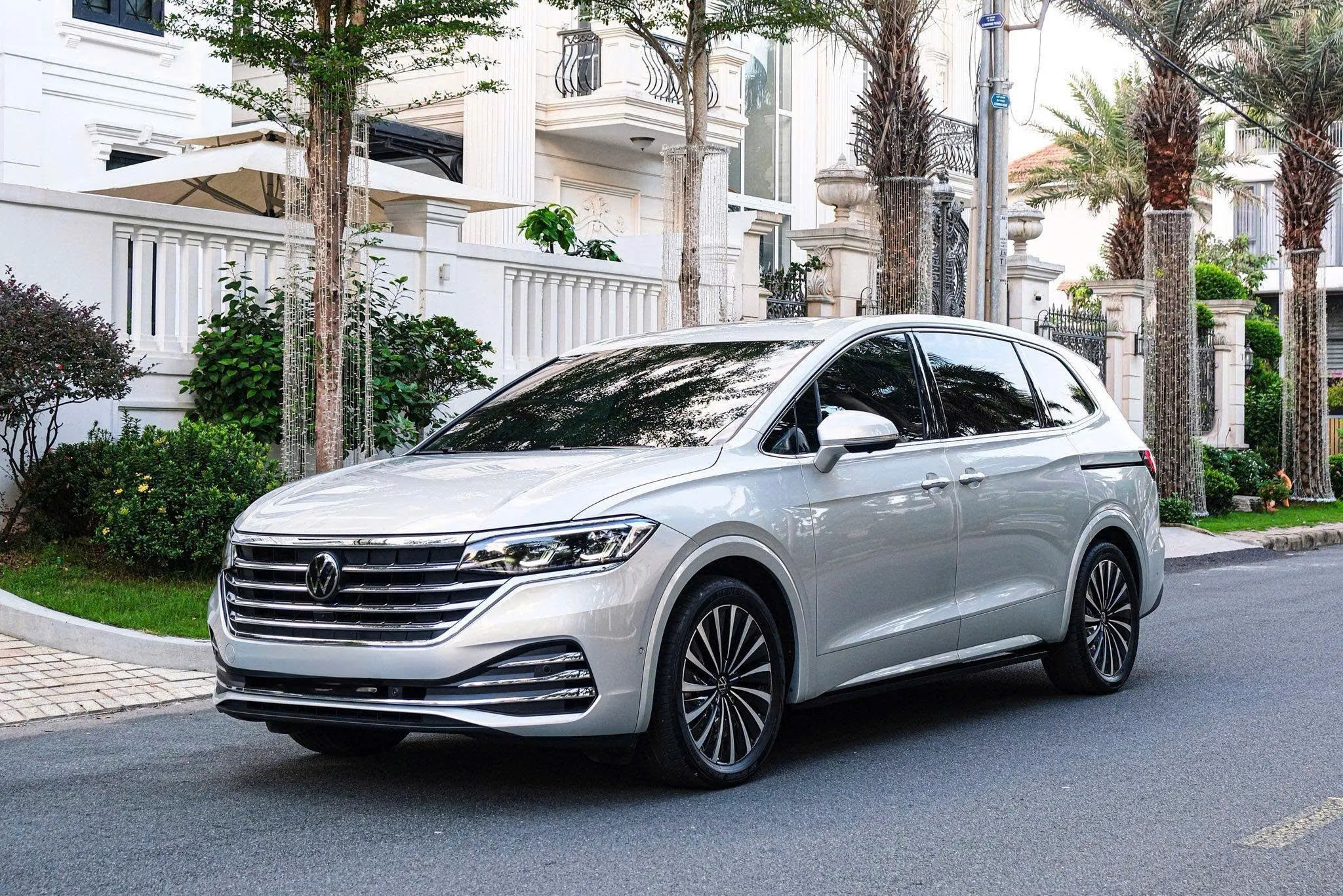 Volkswagen Viloran ngoại thất màu trắng