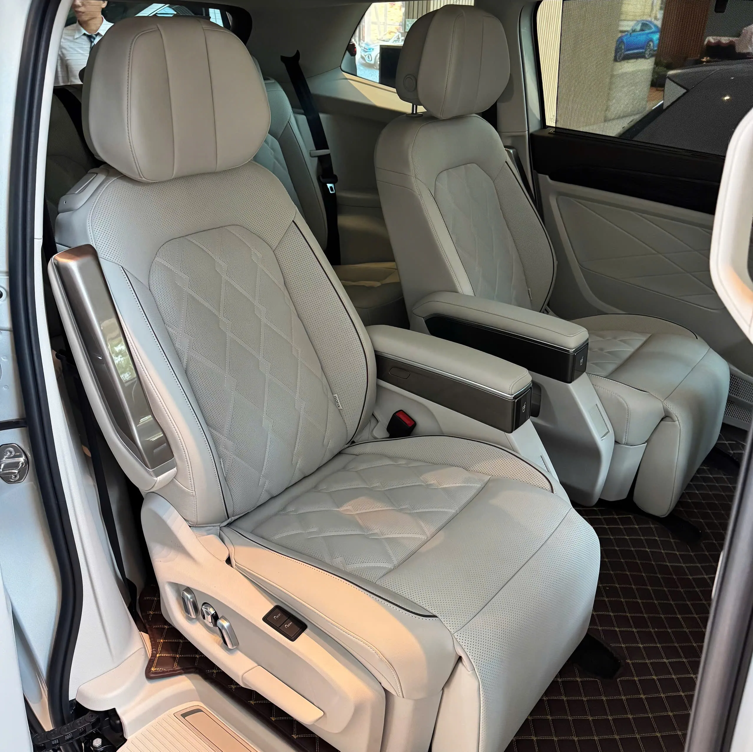 Ghế ngồi hạng thương gia trang bị trên Volkswagen Viloran Luxury