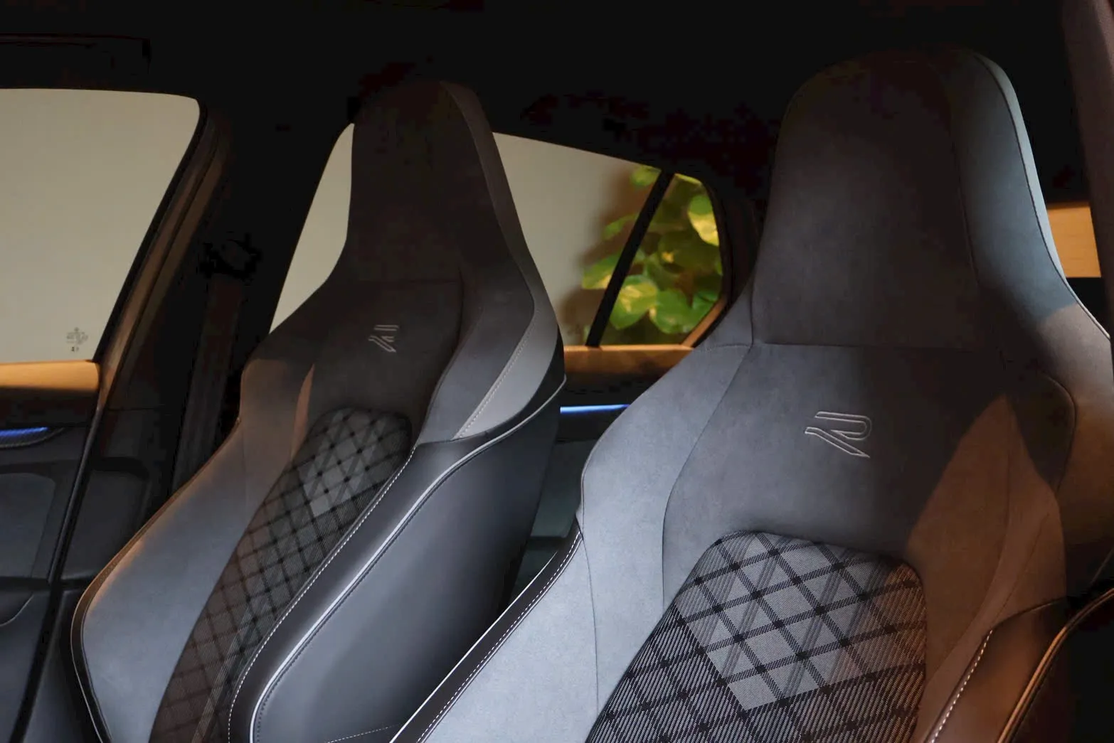 Nội thất Volkswagen Golf 1.5 eTSI R-Line