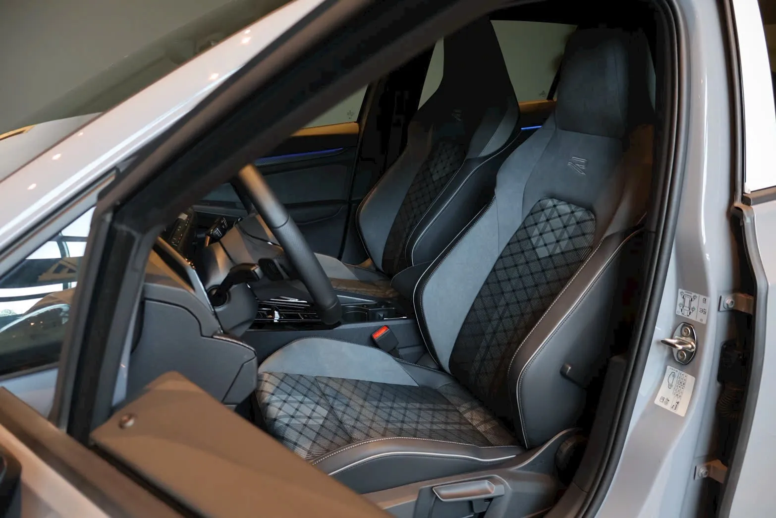 Volkswagen Golf 1.5 eTSI R-Line